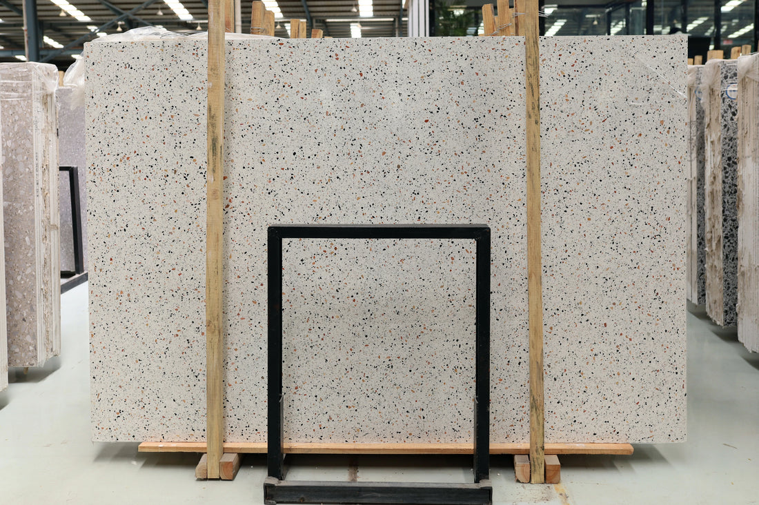 Piastrelle bianche grandi in terrazzo Spring Garden