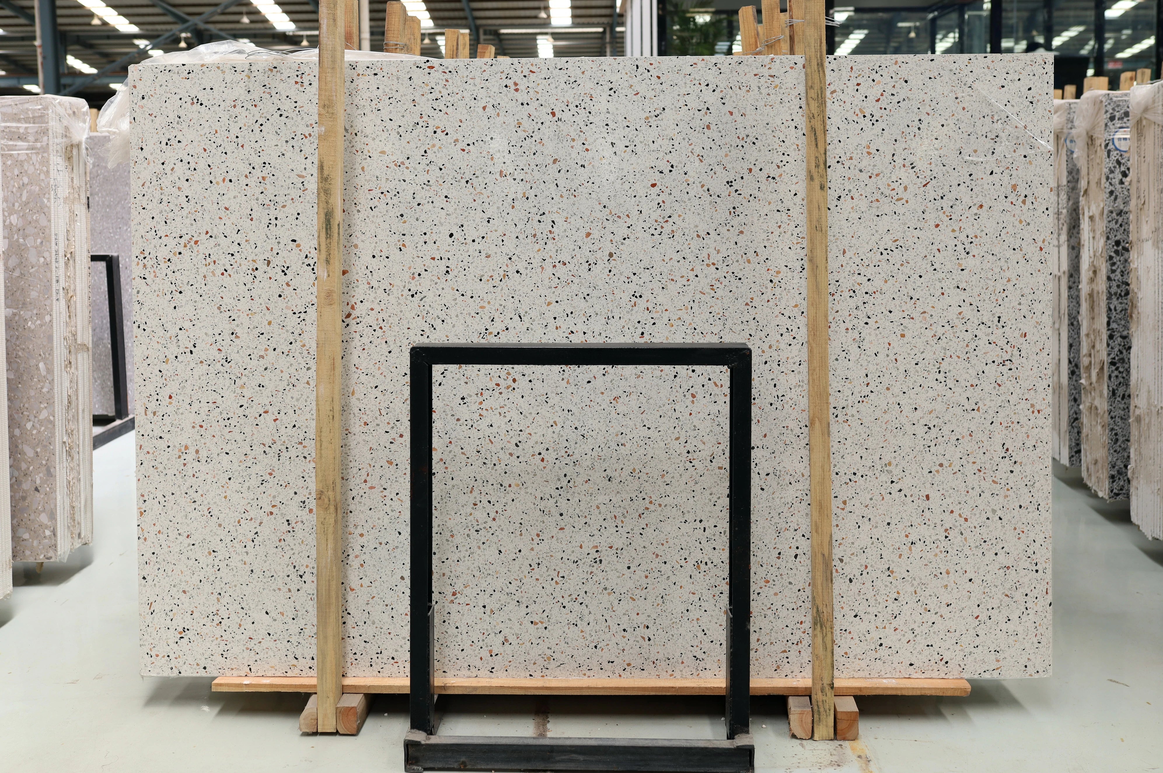 Piastrelle bianche grandi in terrazzo Spring Garden