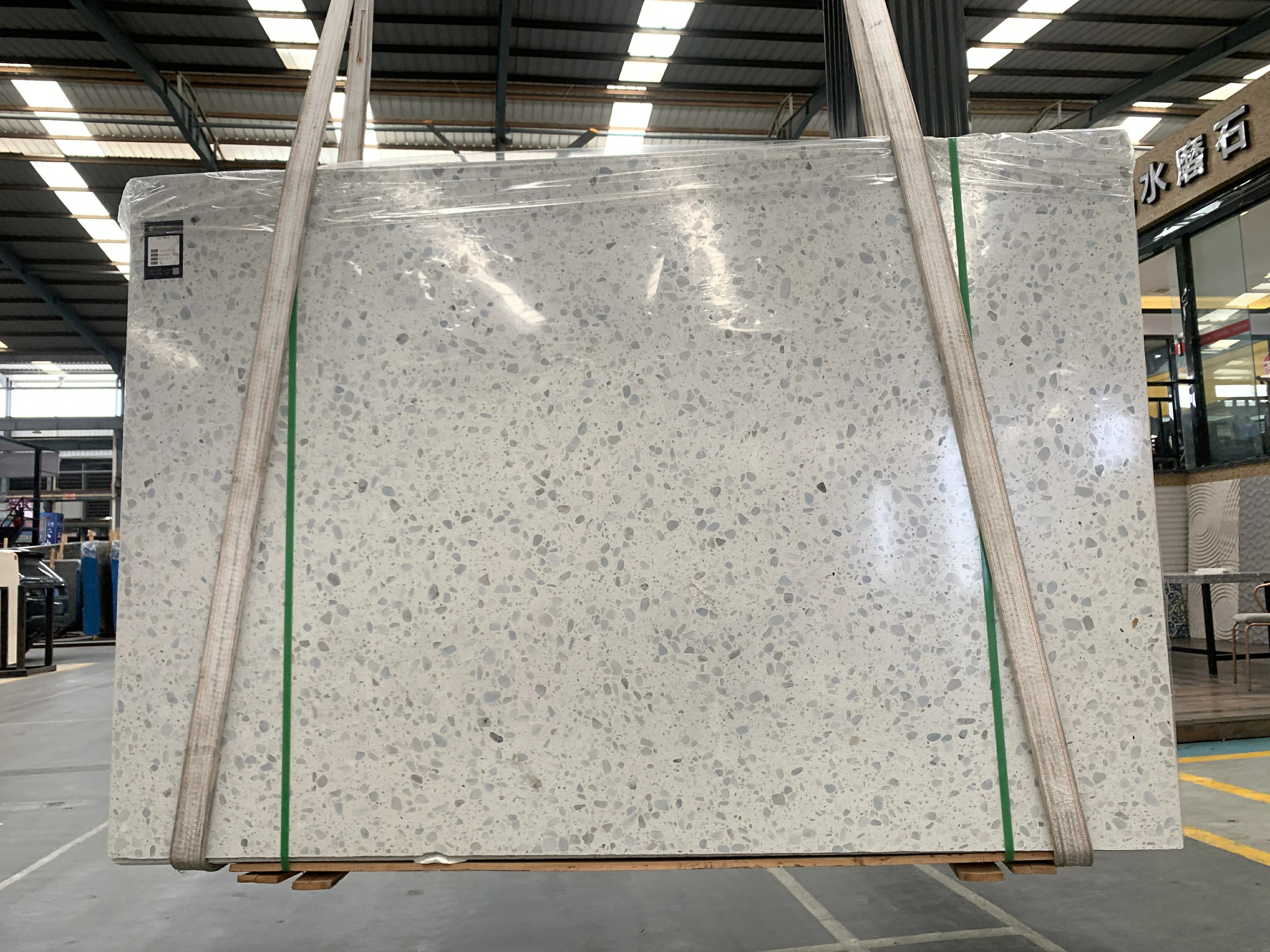 Lemon-white inorganic terrazzo